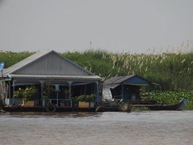ちょうど乾季で水位が下がっているので、水上家屋が背景の中州より低いところにあります。