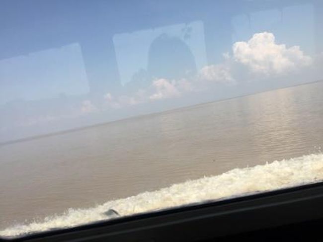 ついにトンレサップ湖の真ん中に来たようです。水平線だけがある何もない状態。<br />事前にそのことを情報で知っていましたが、流石に東南アジア最大級の<br />湖と思いました。ここはしばらく横になって本を読むことにしました。
