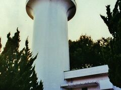 高知灯台。元々明治１４年、竜頭岬に「竜頭岬灯台」として建設されたが、台風で倒壊、明治27年に現在地に移転され、昭和41年、「高知灯台」に改称された。
