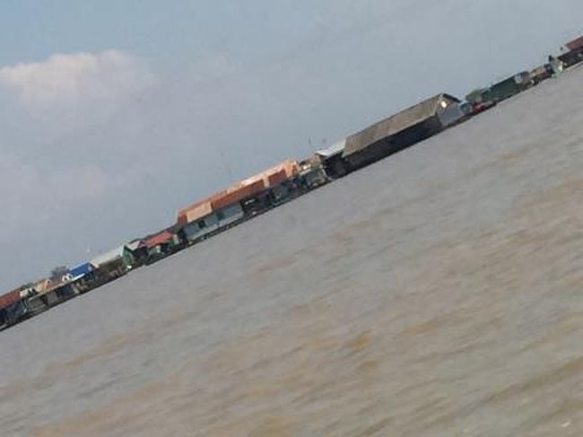 いよいよ、シェムリアップに近づいたようで、集落が見えてきました、<br />ここも水上の家屋が並んでいます。