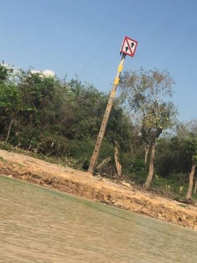 湖から水路の中に入ると船のスピードが遅くなりました。<br />画像のような標識をいくつも見ました。