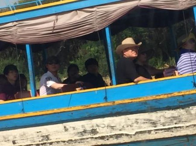 こういう解放された船数隻とすれ違います。<br />これらはシェムリアップから出ているトンレサップ湖の<br />クルージングツアーでしょう。