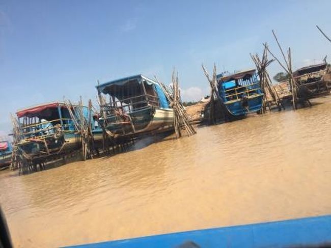 しばらくして開けた場所に来ましたが、水位が低いのがわかります。<br />乾季が進むとにこの船が航行できないと聞きましたが、<br />この状態を見て「なるほど」とうなづけます。