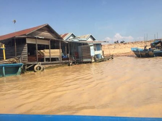 乾季も末期になると、湖のあたりの水がなくなってしまうのでしょうか？<br />水紋のようなものが見えますが、茶色くて砂漠地帯のようです。<br />また枯山水の庭園を思い出しました。