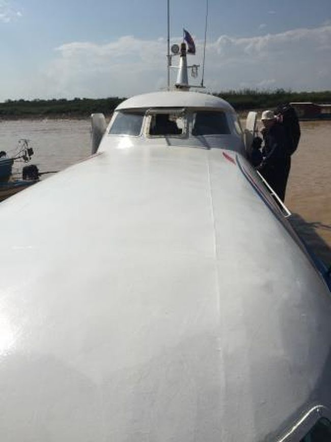 といいつつも、無事にシェムリアップの船着場に到着しました。<br />大きな荷物は預けていましたが、船の屋根にあったものを引き取りました。