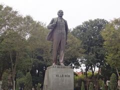 　目の前の公園の中には大きなレーニン像が立っていました。
　「スターリンは悪い奴だが、マルクスやレーニンは素晴らしい・・・」
　若かりし学生時代、そんなことを聞いたレーニンです。