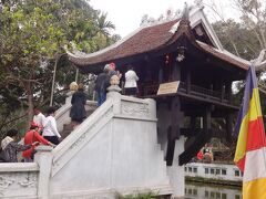 　土産物屋の奥に中国寺（？）があります。
　ホーミチンと中国寺？
　少し違うような気がしてなりません。
　孔子ならこんなお寺が似合うでしょうが、ホーミチンのイメージには不釣合いです。