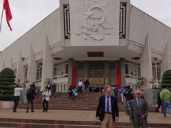 　西に向かうと大きな建物がありました。
　ここがこのホーチミン廟広場のメインのような気がして、４００００ドン（２１０円）の入場料を払って入ってみます。