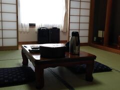 そしてここが屋久島でお世話になる、シーサイドホテル屋久島さん！
和室と洋室があるようですが、私たちは和室でした。
山盛りの茶葉とお湯が出迎えてくれるので、まずは一杯お茶を飲んで屋久島上陸を噛みしめました（笑）