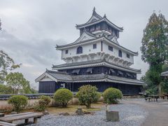 おぉ〜、岩国城へ到着！
錦帯橋から観たときはそんなに思わなかったけれど、こうやって間近で見るとちょっとカッコいいかも