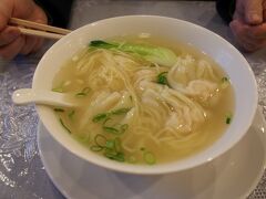 神戸でランチです。元町の和で中華料理、これは海老ワンタン麺です。