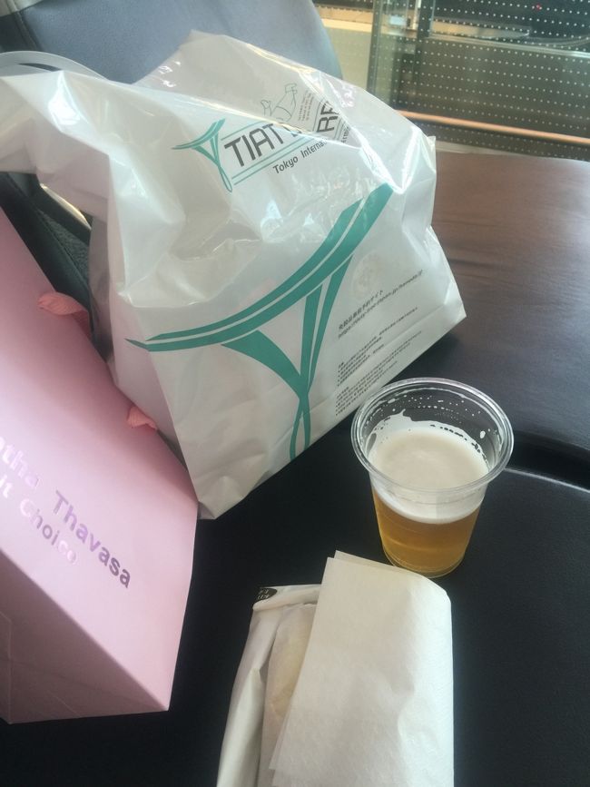 羽田空港　国際線待合にて。<br /><br />最近は免税品をソウルで買うより日本で買うほうが安いので、早めに空港に行ってショッピング。<br /><br />買物を済ませ一息。ホッ。今日もビールがおいしい。体調バッチリです。笑