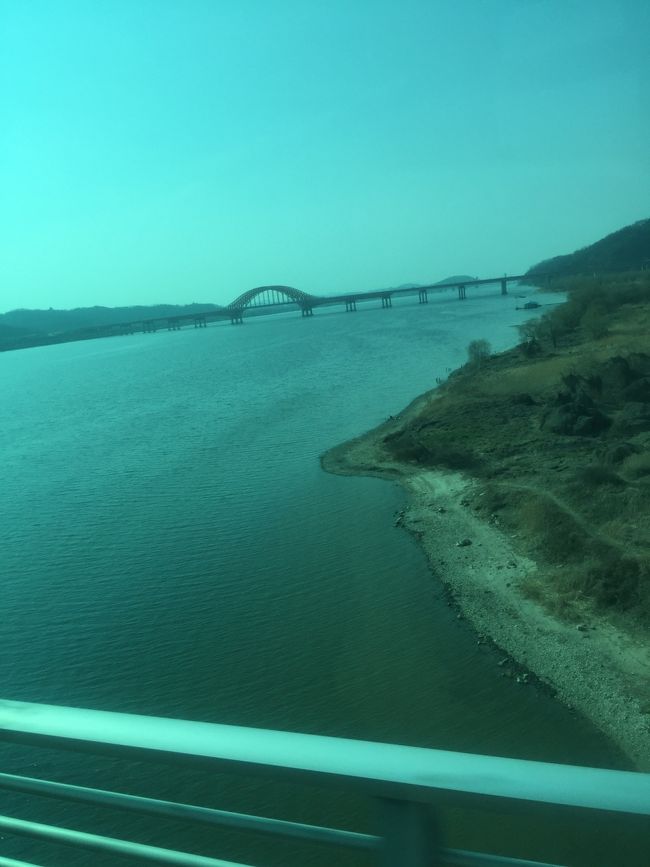 金浦空港から市内に向かいます。<br /><br />今回の宿は新村汽車駅なので、移動手段をいろいろ考えたところ、空港鉄道〜地下鉄乗換えの梨大から歩くことに決定。<br /><br />高速鉄道の中から漢江（ハンガン）を渡ります。