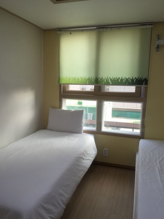 お部屋の様子。<br /><br />シングルを予約したのですが、シングルベットが２台。<br /><br />片方は荷物置きに使わせていただきました。とても便利でした。<br />