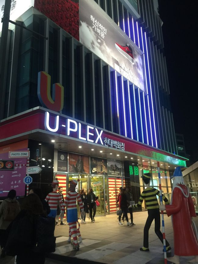 地下鉄新村駅近くの現代百貨店にて。<br /><br />こちらヤング館らしく周りでストリートミュージシャンが生演奏してました。