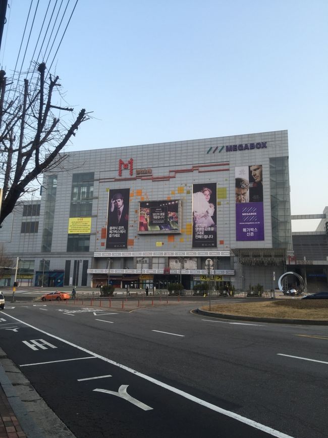 翌朝、３/１９。７時過ぎ。　<br /><br />新村の朝。