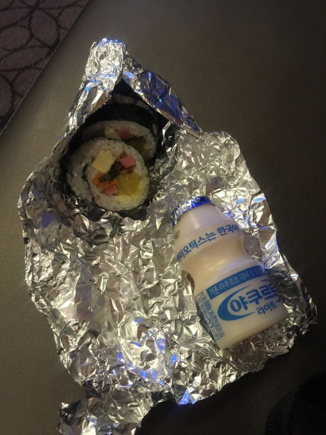 ホテルで用意していただいた朝食。<br /><br />キムパッ、カップうどん・パンの中から選択できます。<br /><br />迷わずキムパッ！！