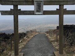 山頂の三原神社で無事に帰れるようにお祈りを