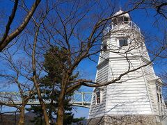 1895年開設、1934年消灯、1965年解体の境港灯台。
この灯台は1991年に復元されたものだそうです。
木造六角洋式の真っ白な灯台が青空に映えます。
もちろん、灯台としては使われていないよ。