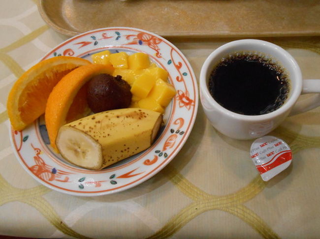 デザートとコーヒー。<br /><br />ライチを初めて食べました。<br />ライチのジュースはたまに飲むけど、実際はこんな果物なんだ。実がジューシーでなかなか気に入りました。