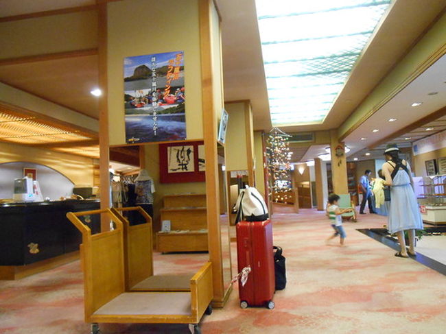 10:38田上駅発の列車に乗りたいので、フロントに伝えると、駅まで送迎してくれるとのこと。<br /><br />20分前に出発するとのことで、それまでにチェックアウトを済ませて、お土産の味噌まんじゅうを買ったりしました。<br />売店も充実していて、やっぱりビジネスホテルとの違いを実感しました。<br /><br />温泉地に来たらまんじゅうは買わないとですね。<br />ちょうど時間になって、マイクロバスで駅まで送ってもらいました。<br /><br />新潟市内のホテルが取れなくて、仕方なく見つけて予約したホテルだけど、結果的に温泉にゆったりと疲れて良かったと思います。<br />