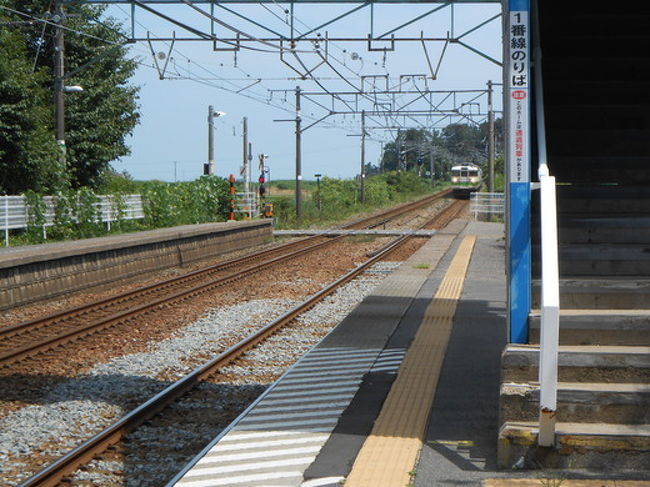 到着アナウンスが無くて、踏切の音で列車の侵入を知らせ、ゆっくり列車が入って来るのが田舎の駅ですね。<br /><br />本当にゆーっくり、列車が見えてきました。