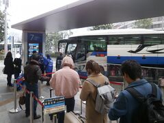 今回はコミュの方からのおススメでＴＨＥアクセス成田というリムジンバスに乗って成田空港へ行くことにしました(^_-)-☆。
成田まで１０００円で行けるので安くて助かります。
そうそう、ターミナルの出発階入口にバスが到着してくれます。
鉄道だと成田空港の地下に到着するのでいちいちエスカレーターで登るのが面倒くさいですよね。

東京駅八重洲南口からその成田空港行きのバスが出ているということでバス乗り場へやって来ました(・〜・)。
午後２時前に来ましたが、結構並んでいました。
予約しなくても大丈夫かなぁ〜と不安になったのですが…、
