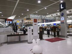 ガラゴロを引きながらこちらのチェックインカウンターに来ました。
まだプレミアなので、こちらのチェックインカウンターで手続きをすることができます。

早速お願いしましょう(^-^)=333。