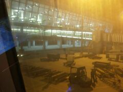 ハノイ・ノイバイ国際空港に到着しました\(^o^)／。

担当されたチーフパーサーさんから「記念写真は帰りでいかがですか？私どもとご一緒の便なので(^-^)」とのこと。往復ともにお世話になるようです\(◎o◎)／！
