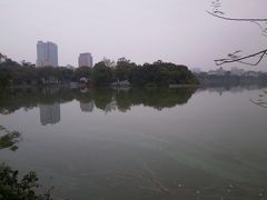 ホテルから徒歩１０分ちょっとでホアンキエム湖に到着しました\(^o^)／。
朝の風景が見られて良かったです。