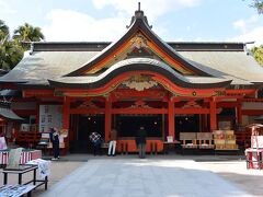 青島神社につきました。
本殿です。色々なお守りが販売されています。