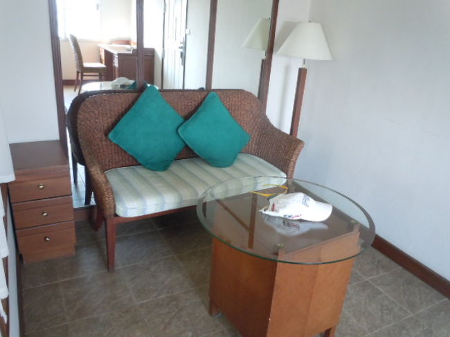 ソファー前の棚には、ＮＨＫ放送も見れるテレビがあります。