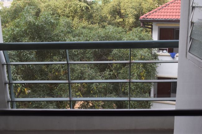 ベランダあり。<br /><br />家賃はこの部屋で月12000バーツ<br />別途、光熱費とルームチャージにて1000バーツほどかかった。<br />合計　１か月弱滞在にて13000バーツでした。