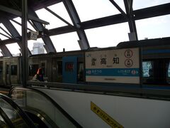 今朝も高知駅から特急に乗ります。
6時40分に駅に着きましたが、7時に出発する列車はもう、入線していました。