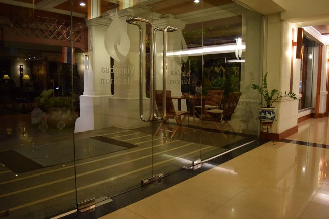 旧市街地の北、チャンプアック通り沿いにあるタニン市場の裏手に位置する。