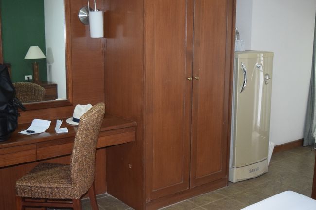 小さいがデスク棚あり。<br />洋服ダンスの中には、室内金庫あり。