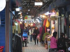 胡椒餅を食べた後、東三水街市場（新富市場）をブラブラしてみました。

東三水街市場は、本当に昔の日本のような、下町風情にあふれた市場です食品や生活用品など、いろいろなものが売られていて、興味深い市場でした。
