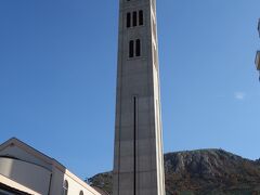 クロアチアからボスニアに入国し、モスタルにやってきました。
バスを止めた駐車場横に建つ聖ペーター教会です。
かなりの高さの鐘楼を持っています。