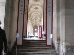 右手には、カフェ マルリーが。
オープン前で閑散としています。
いつか訪れたいお店。
ルーブルを巡り、ここでランチというツアーもあるよう。
自力でお茶を出来る日がくるのかな。。。
