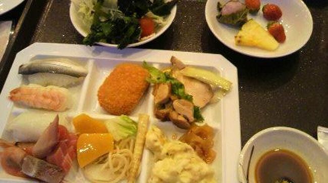 夕飯バイキング<br /><br />大江戸温泉の会員東特したら<br />アルコール１杯プレゼントしていただきました。<br /><br />ここに写ってませんが<br />もっと大きな苺や<br />ズワイガニや<br />ステーキや<br />とちぎ名物餃子がありました　<br />