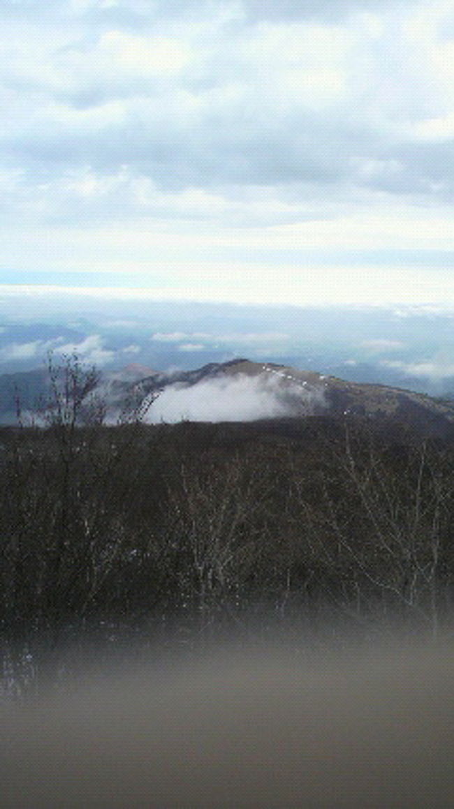 眼下の雲に<br />ちょっとだけ隠れた山