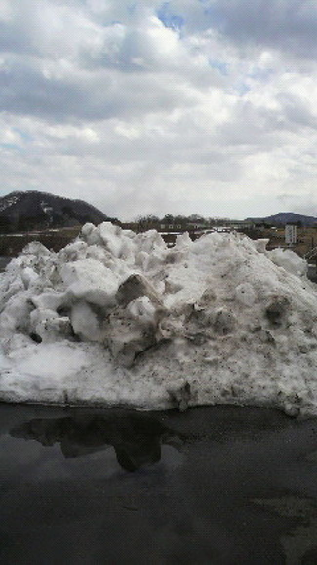 大笹牧場　到着<br />駐車場に　除雪された雪の塊