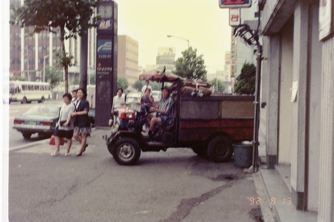 街も 歩いてみました  日本の田舎みたい  こんなトラクターは もう日本には 無いですけどねー。