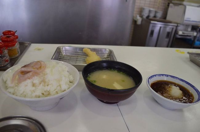 福岡の天つゆはちょっと黒くて甘めなお味。<br /><br />できたてサクサクの天ぷらおいしゅうこざいました！<br />このお店東京にもあればいいのに(´・ω・｀)<br />