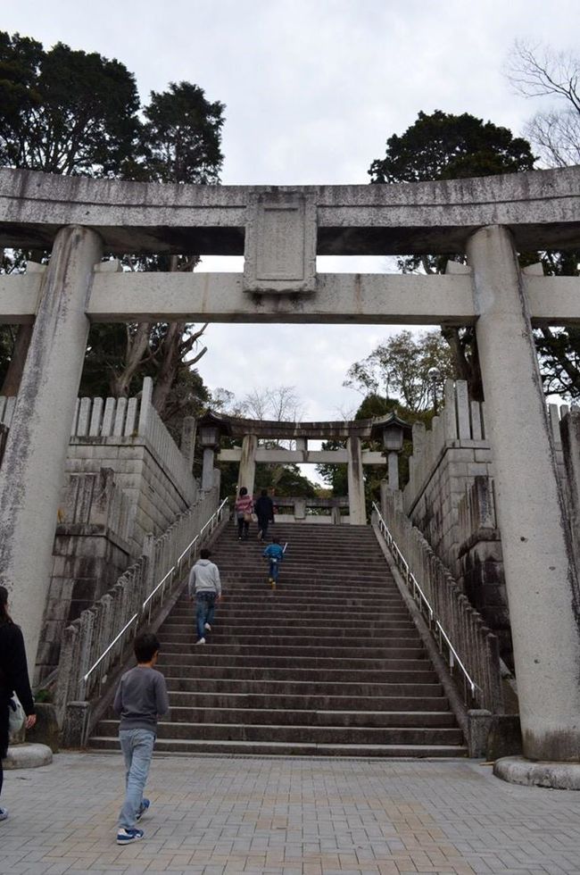 長い石段を登って振り返ると…