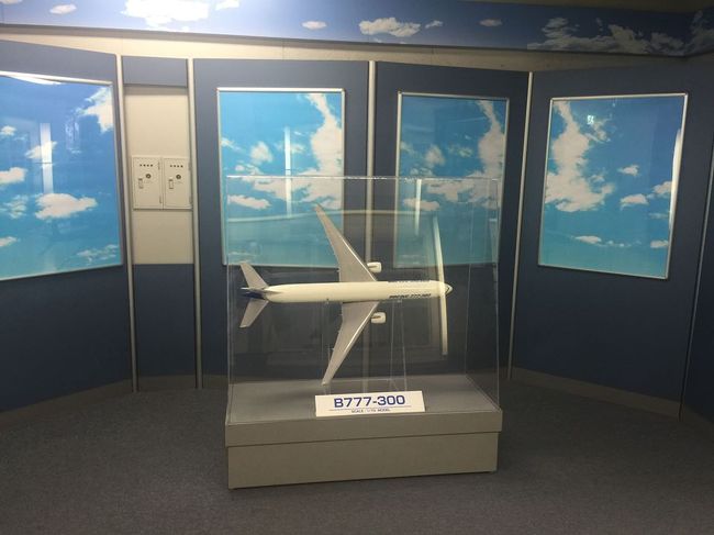 いろいろ諸事情があり、同行者とは福岡空港での待ち合わせ。<br />私の方が早くついたので、まずは福岡空港探索へ。<br />実は私、出張で日本あちこち行ってますが福岡は初めてなのです！<br />まずは展望デッキへ。<br />途中ちょっとした飛行機の展示コーナーがあって楽しかったです。