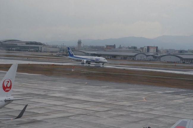 デッキに出ると、残念ながら雨模様。<br />目の前ガラスに水滴がついて、うまく撮影できず( ；∀；)<br /><br /><br />携帯の充電が危うかったのでラウンジで充電。<br />というか福岡空港のラウンジ……できる子！<br />シャワー無料だし、ビール無料（1本）だし、お菓子あるし！<br />すっかり気に入ってしまいました(´∀｀)<br />