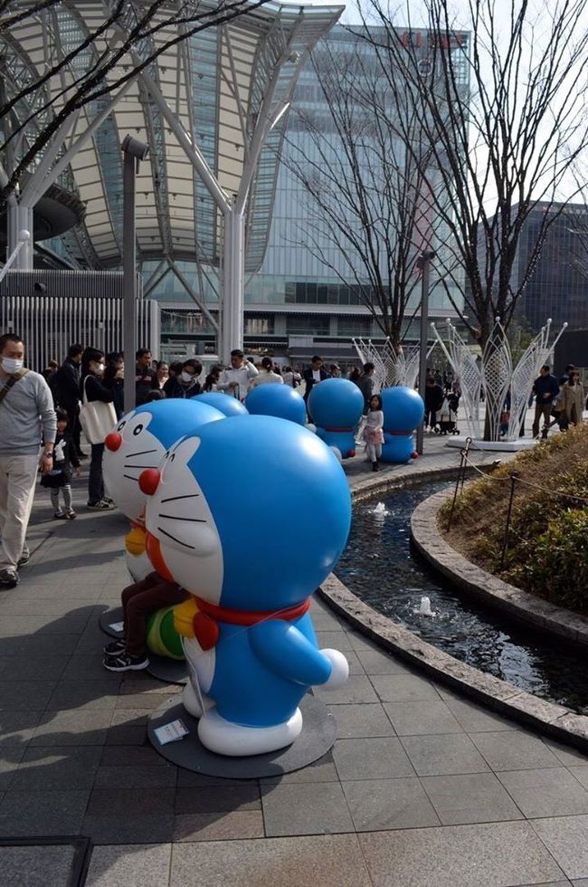 駅前にドラえもんがたくさん。
