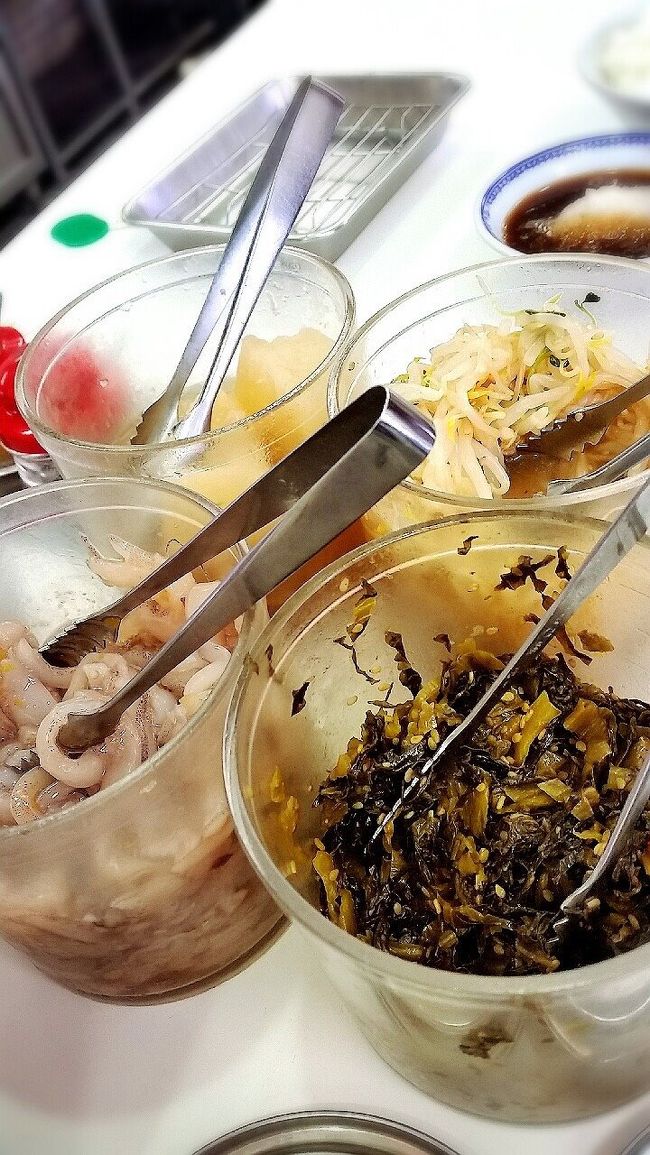 備え付けのイカの塩辛、高菜、大根、もやしのナムル<br /><br />なんとこれ食べ放題です！<br />イカの塩辛うんまー！(´〜｀)<br />柚子がきいてて、塩辛独特のくどい感じが全然しないんです！<br />お土産用もちゃっかり購入しちゃいました！