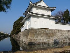 　翌日、またも快晴。
　あまり快晴が続くと、ちょっと不安になる貧乏性。

　二条城の横を通り……